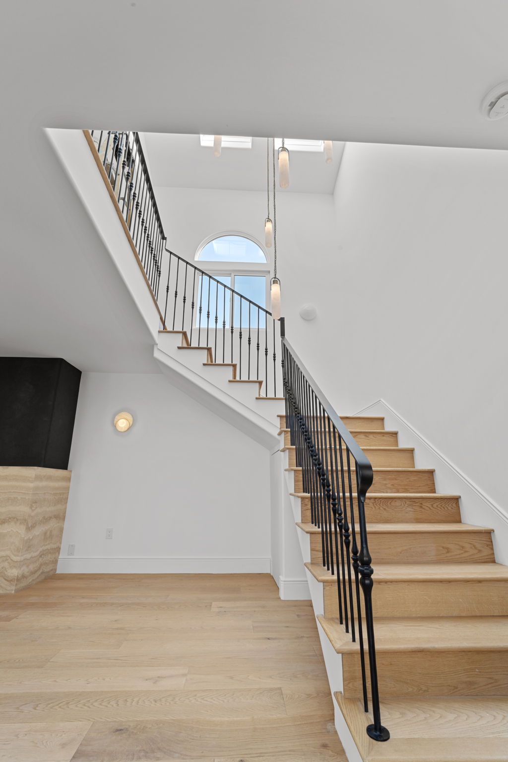 Walk Streets Manhattan Beach remodel with metal railing and decorative knuckle balusters